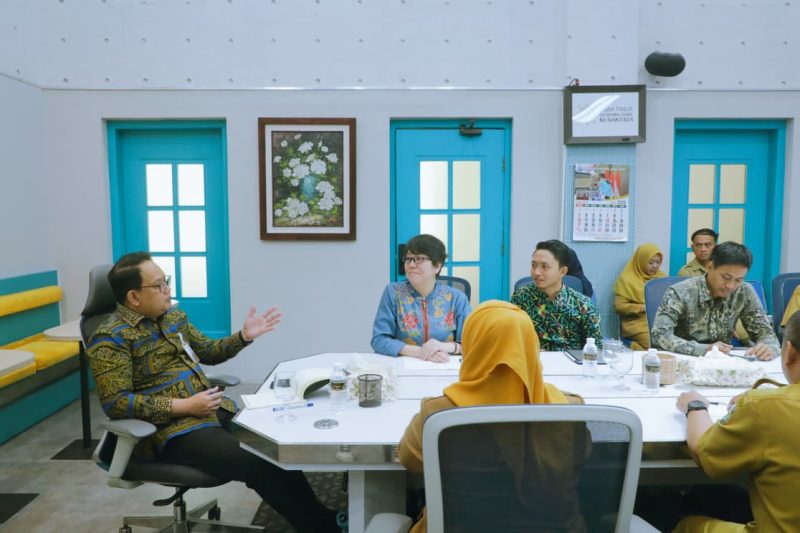 Sekretaris Daerah Provinsi Jawa Timur Adhy Karyono menerima audiensi Koso Nippon Jepang di ruang rapat. (Foto: Adpim for DigitalJatim)