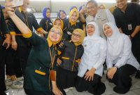 Gubernur Jawa Timur Khofifah Indar Parawansa menyalurkan Bantuan Langsung Tunai (BLT) Dana Bagi Hasil Cukai Hasil Tembakau (DBHCHT) Tahun 2026 senilai Rp 901 juta di PT Kareb Alam Sejahtera Mitra Produksi Sigaret Dander (MPS Dander) Desa Ngumpak Kabupaten Bojonegoro. (Foto: Adpim For digitaljatim)
