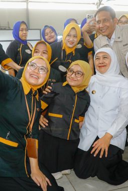 Wujud Kepedulian Pemprov Jatim, Gubernur Khofifah Serahkan BLT DBHCHT Rp 901 Juta untuk Buruh Rokok