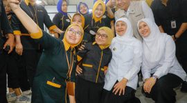 Gubernur Jawa Timur Khofifah Indar Parawansa menyalurkan Bantuan Langsung Tunai (BLT) Dana Bagi Hasil Cukai Hasil Tembakau (DBHCHT) Tahun 2026 senilai Rp 901 juta di PT Kareb Alam Sejahtera Mitra Produksi Sigaret Dander (MPS Dander) Desa Ngumpak Kabupaten Bojonegoro. (Foto: Adpim For digitaljatim)