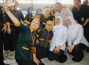 Wujud Kepedulian Pemprov Jatim, Gubernur Khofifah Serahkan BLT DBHCHT Rp 901 Juta untuk Buruh Rokok