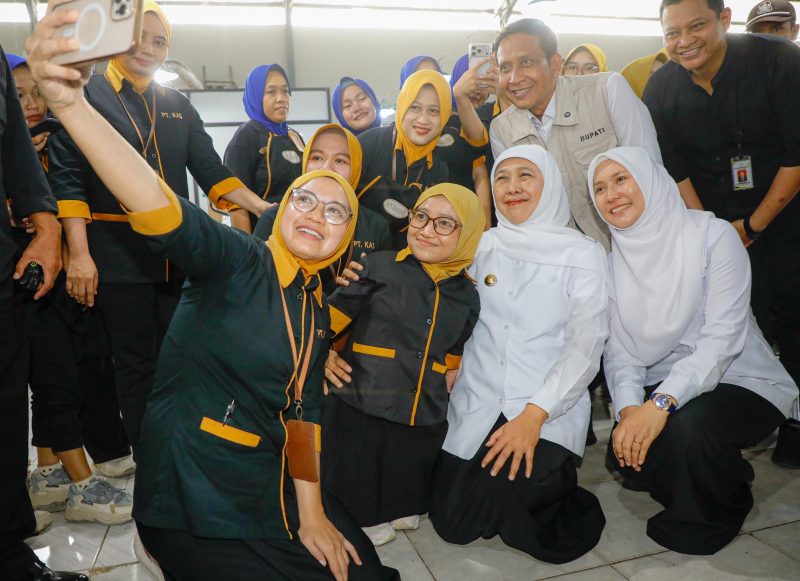 Gubernur Jawa Timur Khofifah Indar Parawansa menyalurkan Bantuan Langsung Tunai (BLT) Dana Bagi Hasil Cukai Hasil Tembakau (DBHCHT) Tahun 2026 senilai Rp 901 juta di PT Kareb Alam Sejahtera Mitra Produksi Sigaret Dander (MPS Dander) Desa Ngumpak Kabupaten Bojonegoro. (Foto: Adpim For digitaljatim)
