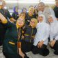 Gubernur Jawa Timur Khofifah Indar Parawansa menyalurkan Bantuan Langsung Tunai (BLT) Dana Bagi Hasil Cukai Hasil Tembakau (DBHCHT) Tahun 2026 senilai Rp 901 juta di PT Kareb Alam Sejahtera Mitra Produksi Sigaret Dander (MPS Dander) Desa Ngumpak Kabupaten Bojonegoro. (Foto: Adpim For digitaljatim)