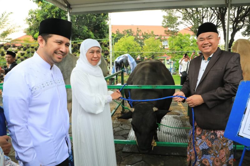 Gubernur Jawa Timur Khofifah Indar Parawansa dan Wakil Gubernur Jawa Timur Emil Elestianto Dardak melaksanakan Salat Idul Adha 10 Dzulhijjah 1447 H di Masjid Nasional Al Akbar Surabaya. (Foto: Adpim For DigitalJatim)