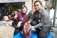 Wabup Mimik Bagikan 4 Ribu Paket Daging Kurban, Warga Candi Kebagian Berkah Idul Adha.