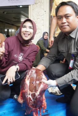 Wabup Mimik Bagikan 4 Ribu Paket Daging Kurban, Warga Candi Kebagian Berkah Idul Adha