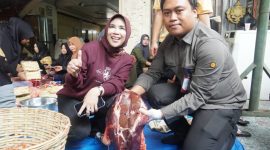 Wabup Mimik Bagikan 4 Ribu Paket Daging Kurban, Warga Candi Kebagian Berkah Idul Adha.