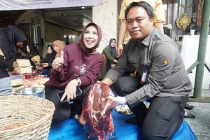 Wabup Mimik Bagikan 4 Ribu Paket Daging Kurban, Warga Candi Kebagian Berkah Idul Adha