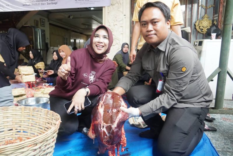 Wabup Mimik Bagikan 4 Ribu Paket Daging Kurban, Warga Candi Kebagian Berkah Idul Adha.