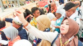 Senator Ning Lia Lempar Jumrah Dini Hari di Mina, Rasakan Ketenangan Spiritual Bersama Jamaah Haji.
