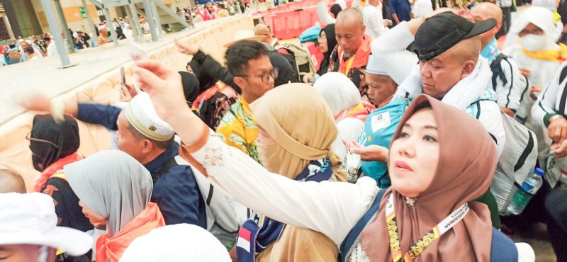 Senator Ning Lia Lempar Jumrah Dini Hari di Mina, Rasakan Ketenangan Spiritual Bersama Jamaah Haji.