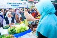 Gubernur Jawa Timur Khofifah Indar Parawansa meninjau langsung kondisi harga dan ketersediaan bahan pokok di Pasar Klojen, Kota Malang. (Foto: Adpim For DigitalJatim)
