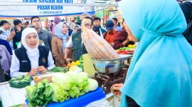 Gubernur Jawa Timur Khofifah Indar Parawansa meninjau langsung kondisi harga dan ketersediaan bahan pokok di Pasar Klojen, Kota Malang. (Foto: Adpim For DigitalJatim)