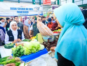 Tinjau Pasar Klojen, Gubernur Khofifah Puji Penataan Sentra Kuliner yang Rapi dan Bersih