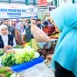Gubernur Jawa Timur Khofifah Indar Parawansa meninjau langsung kondisi harga dan ketersediaan bahan pokok di Pasar Klojen, Kota Malang. (Foto: Adpim For DigitalJatim)