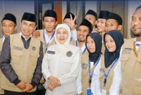 Gubernur Jawa Timur Khofifah Indar Parawansa secara resmi melepas kelompok terbang (kloter) 116 yang menjadi kloter terakhir jamaah haji Embarkasi Surabaya Tahun 1447 H/2026 M di Asrama Haji Sukolilo Surabaya. (Foto : Adpim For DigitalJatim)