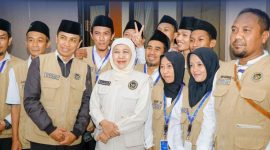 Gubernur Jawa Timur Khofifah Indar Parawansa secara resmi melepas kelompok terbang (kloter) 116 yang menjadi kloter terakhir jamaah haji Embarkasi Surabaya Tahun 1447 H/2026 M di Asrama Haji Sukolilo Surabaya. (Foto : Adpim For DigitalJatim)