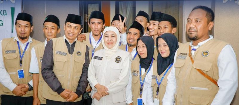 Gubernur Jawa Timur Khofifah Indar Parawansa secara resmi melepas kelompok terbang (kloter) 116 yang menjadi kloter terakhir jamaah haji Embarkasi Surabaya Tahun 1447 H/2026 M di Asrama Haji Sukolilo Surabaya. (Foto : Adpim For DigitalJatim)
