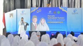 Menkomdigi Meutya Hafid menyampaikan sambutan dalam acara Sahabat Tunas: Cerdas, Sehat, Terlindungi di Madrasah Tsanawiyah Hidayatul Atfal Rebila, Lombok Tengah, NTB. 