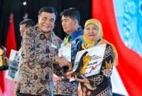 Penghargaan tersebut diserahkan langsung oleh Menteri Koordinator Politik dan Keamanan Djamari Chaniago kepada Gubernur Jawa Timur Khofifah Indar Parawansa. (Foto: Adpim For DigitalJatim)