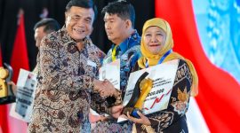 Penghargaan tersebut diserahkan langsung oleh Menteri Koordinator Politik dan Keamanan Djamari Chaniago kepada Gubernur Jawa Timur Khofifah Indar Parawansa. (Foto: Adpim For DigitalJatim)