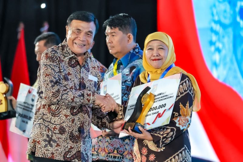 Penghargaan tersebut diserahkan langsung oleh Menteri Koordinator Politik dan Keamanan Djamari Chaniago kepada Gubernur Jawa Timur Khofifah Indar Parawansa. (Foto: Adpim For DigitalJatim)