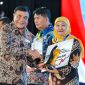 Penghargaan tersebut diserahkan langsung oleh Menteri Koordinator Politik dan Keamanan Djamari Chaniago kepada Gubernur Jawa Timur Khofifah Indar Parawansa. (Foto: Adpim For DigitalJatim)