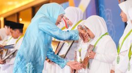 Gubernur Khofifah saat menghadiri Gebyar Prestasi Al-Qur'an dan Wisuda Tartil Tahfidz Yayasan Taman Pendidikan dan Sosial Nahdlatul Ulama Khadijah Surabaya di Gedung ICBC Surabaya. (Foto: Adpim For DigitalJatim)