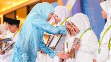 Gubernur Khofifah saat menghadiri Gebyar Prestasi Al-Qur'an dan Wisuda Tartil Tahfidz Yayasan Taman Pendidikan dan Sosial Nahdlatul Ulama Khadijah Surabaya di Gedung ICBC Surabaya. (Foto: Adpim For DigitalJatim)