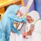 Gubernur Khofifah saat menghadiri Gebyar Prestasi Al-Qur'an dan Wisuda Tartil Tahfidz Yayasan Taman Pendidikan dan Sosial Nahdlatul Ulama Khadijah Surabaya di Gedung ICBC Surabaya. (Foto: Adpim For DigitalJatim)