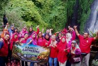 Puluhan anggota Bank Sampah Anggrek Griya Kebonagung 1, Sukodono, Sidoarjo, menggelar family gathering ke Wisata Air Terjun Puthuk Truno, Prigen, Kabupaten Pasuruan, (Foto: Syaiful/DigitalJatim)