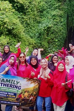 Jaga Solidaritas Anggota, Bank Sampah Anggrek Sukodono Gelar Family Gathering ke Puthuk Truno