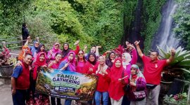 Puluhan anggota Bank Sampah Anggrek Griya Kebonagung 1, Sukodono, Sidoarjo, menggelar family gathering ke Wisata Air Terjun Puthuk Truno, Prigen, Kabupaten Pasuruan, (Foto: Syaiful/DigitalJatim)