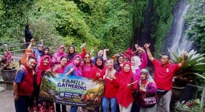 Jaga Solidaritas Anggota, Bank Sampah Anggrek Sukodono Gelar Family Gathering ke Puthuk Truno
