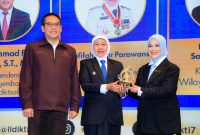 Gubernur Jawa Timur Khofifah Indar Parawansa bersama LL DIKTI VII melaunching Program Kampus Berdampak untuk Komunitas Lebih Tangguh (Kakak Tangguh) di Hotel Morazen Jl. Kayoon Surabaya. (Foto: Adpim For DigitalJatim)