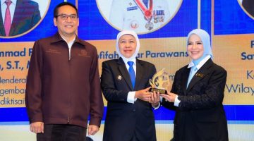 Gubernur Jawa Timur Khofifah Indar Parawansa bersama LL DIKTI VII melaunching Program Kampus Berdampak untuk Komunitas Lebih Tangguh (Kakak Tangguh) di Hotel Morazen Jl. Kayoon Surabaya. (Foto: Adpim For DigitalJatim)