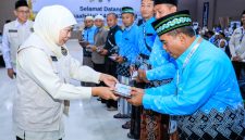 Gubernur Jawa Timur Khofifah Indar Parawansa menyambut kepulangan 378 jemaah haji Kloter I Debarkasi Surabaya asal Kabupaten Probolinggo di Asrama Haji Surabaya. (Foto: Adpim For DigitalJatim)