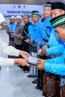 Jemaah Haji Kloter I Tiba di Surabaya, Gubernur Khofifah Apresiasi Inovasi Seamless Process Corridor
