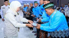 Gubernur Jawa Timur Khofifah Indar Parawansa menyambut kepulangan 378 jemaah haji Kloter I Debarkasi Surabaya asal Kabupaten Probolinggo di Asrama Haji Surabaya. (Foto: Adpim For DigitalJatim)