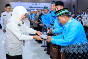 Jemaah Haji Kloter I Tiba di Surabaya, Gubernur Khofifah Apresiasi Inovasi Seamless Process Corridor
