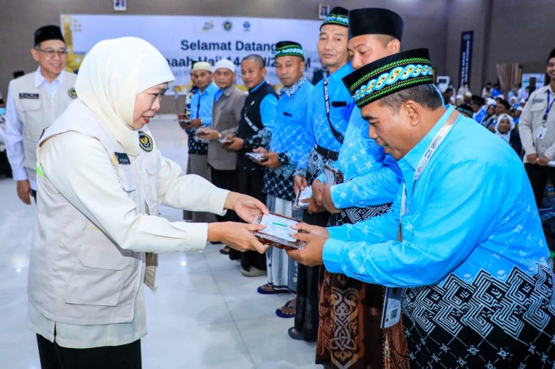 Gubernur Jawa Timur Khofifah Indar Parawansa menyambut kepulangan 378 jemaah haji Kloter I Debarkasi Surabaya asal Kabupaten Probolinggo di Asrama Haji Surabaya. (Foto: Adpim For DigitalJatim)