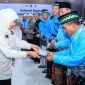 Gubernur Jawa Timur Khofifah Indar Parawansa menyambut kepulangan 378 jemaah haji Kloter I Debarkasi Surabaya asal Kabupaten Probolinggo di Asrama Haji Surabaya. (Foto: Adpim For DigitalJatim)
