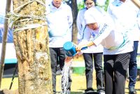 Gubernur Jawa Timur Khofifah Indar Parawansa bersama berbagai elemen masyarakat dan forkopimda Jatim melakukan aksi bersih sampah dan penanaman pohon dalam rangka puncak peringatan Hari Lingkungan Hidup Sedunia Tahun 2026 di kawasan Jalan MERR depan Kampus UIN Sunan Ampel (UINSA) II, Gunung Anyar, Surabaya. (Foto: Adpim For DigitalJatim)