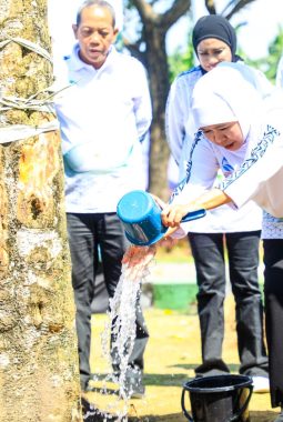 Bersama 1.125 Warga, Gubernur Khofifah Pimpin Aksi Bersih Sampah dan Tanam Pohon di Peringatan Hari Lingkungan Hidup Sedunia 2026