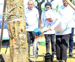 Bersama 1.125 Warga, Gubernur Khofifah Pimpin Aksi Bersih Sampah dan Tanam Pohon di Peringatan Hari Lingkungan Hidup Sedunia 2026