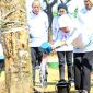 Gubernur Jawa Timur Khofifah Indar Parawansa bersama berbagai elemen masyarakat dan forkopimda Jatim melakukan aksi bersih sampah dan penanaman pohon dalam rangka puncak peringatan Hari Lingkungan Hidup Sedunia Tahun 2026 di kawasan Jalan MERR depan Kampus UIN Sunan Ampel (UINSA) II, Gunung Anyar, Surabaya. (Foto: Adpim For DigitalJatim)