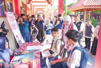 Gubernur Khofifah saat meninjau langsung proses verifikasi dan validasi data calon murid di SMAN 2 Ngawi dan SMKN 1 Ngawi. (Foto: Adpim For DigitalJatim)