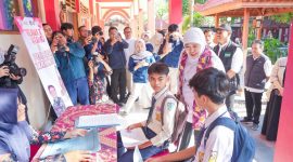 Gubernur Khofifah saat meninjau langsung proses verifikasi dan validasi data calon murid di SMAN 2 Ngawi dan SMKN 1 Ngawi. (Foto: Adpim For DigitalJatim)
