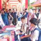 Gubernur Khofifah saat meninjau langsung proses verifikasi dan validasi data calon murid di SMAN 2 Ngawi dan SMKN 1 Ngawi. (Foto: Adpim For DigitalJatim)