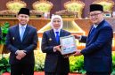 Direktur Jenderal Pemeriksaan Keuangan Negara V BPK RI, Widhi Widayat, kepada Gubernur Jawa Timur Khofifah Indar Parawansa dalam Rapat Paripurna DPRD Provinsi Jawa Timur di Surabaya. (Foto: Adpim For DigitalJatim)